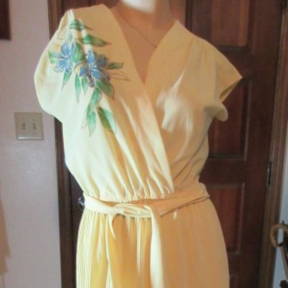 YELLOW SLEEVELESS POLYESTER DRESS Size 7 Pleats